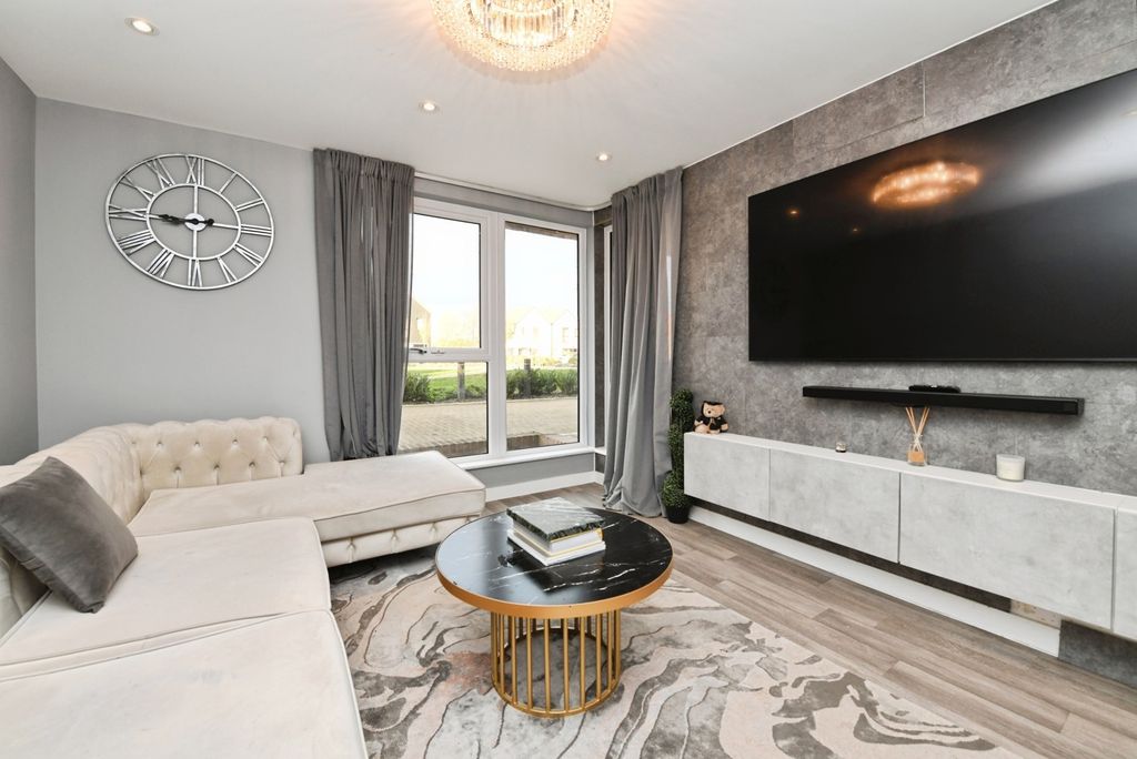 Property photo 3 of 16 Photo