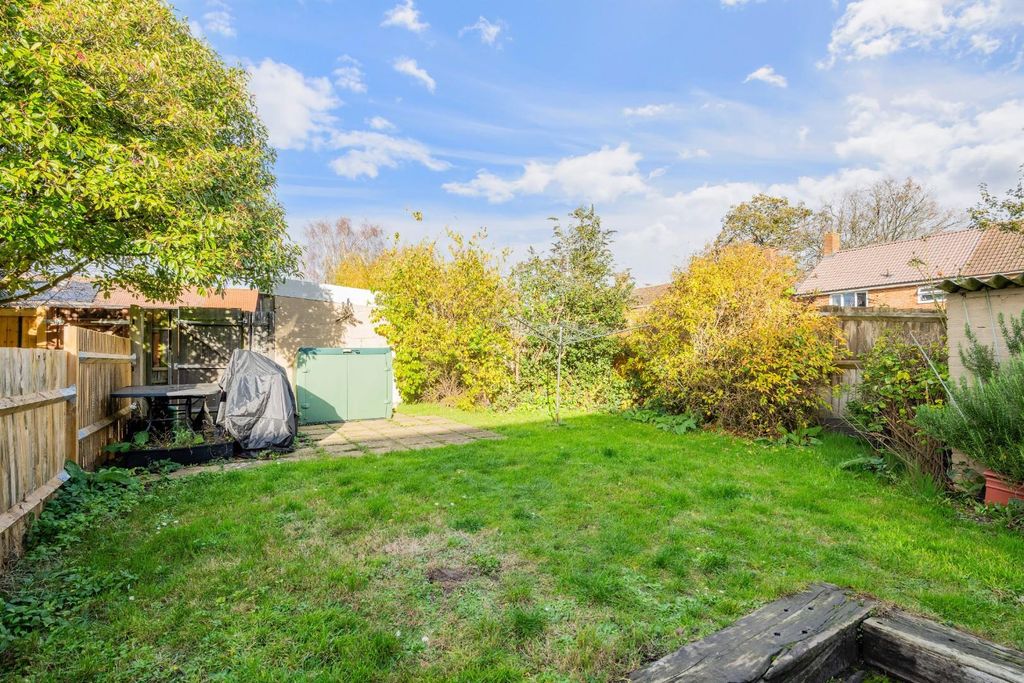 Property photo 3 of 14 Morden Close (2).Jpg