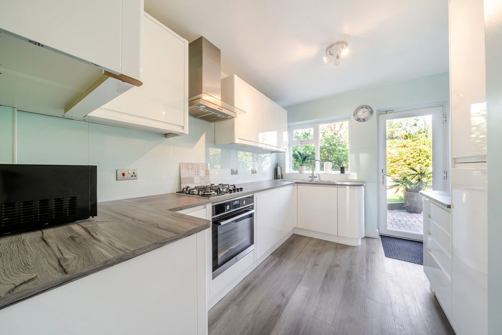 Property photo 2 of 20 1454772-9-6A03158...