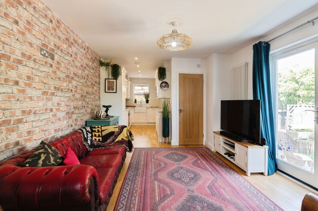 Property photo 1 of 18 Living Room