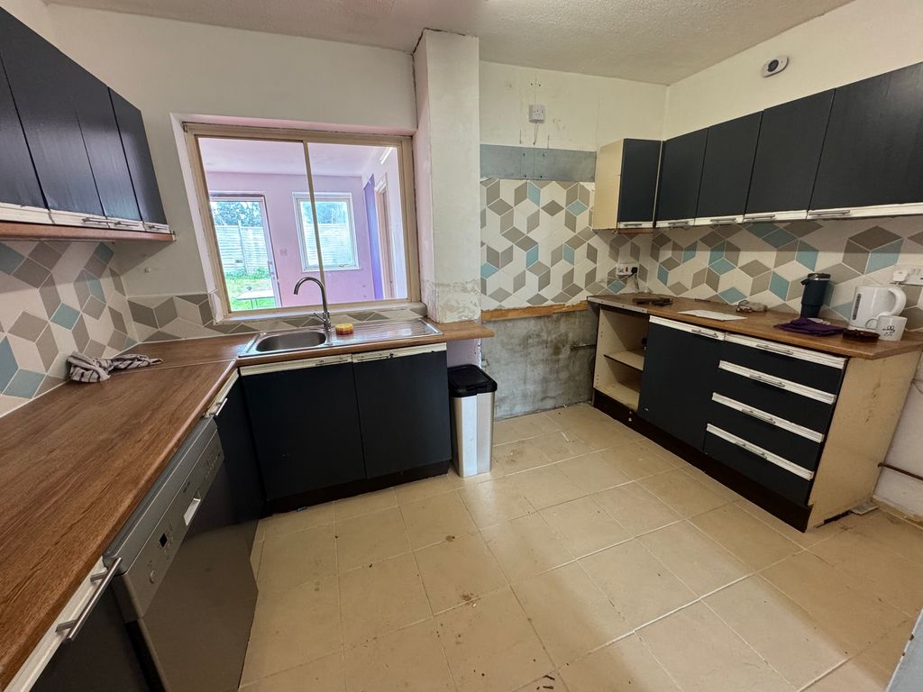 Property photo 3 of 12 Kitchen