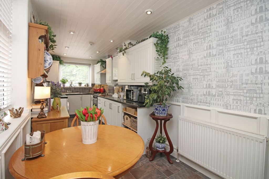 Property photo 2 of 28