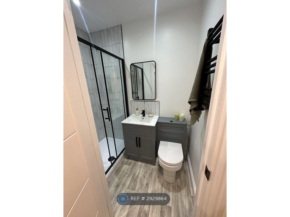 Property photo 3 of 11 Room 3 En-Suite