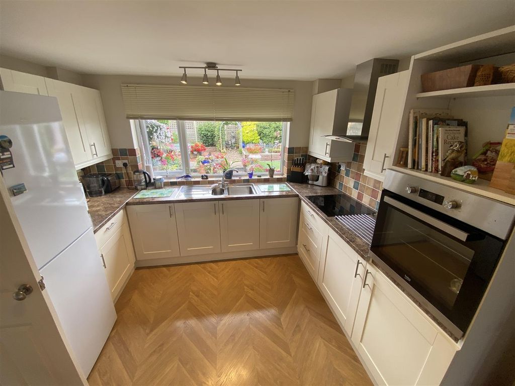 Property photo 3 of 13 Kitchen