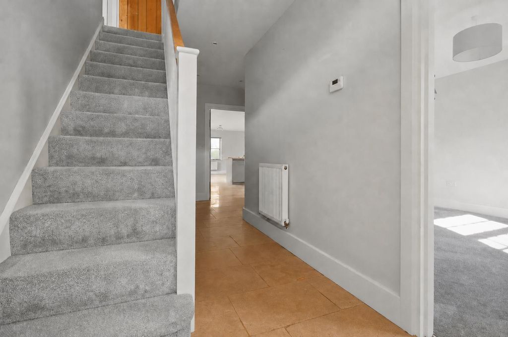 Property photo 2 of 32 Entrance Hall