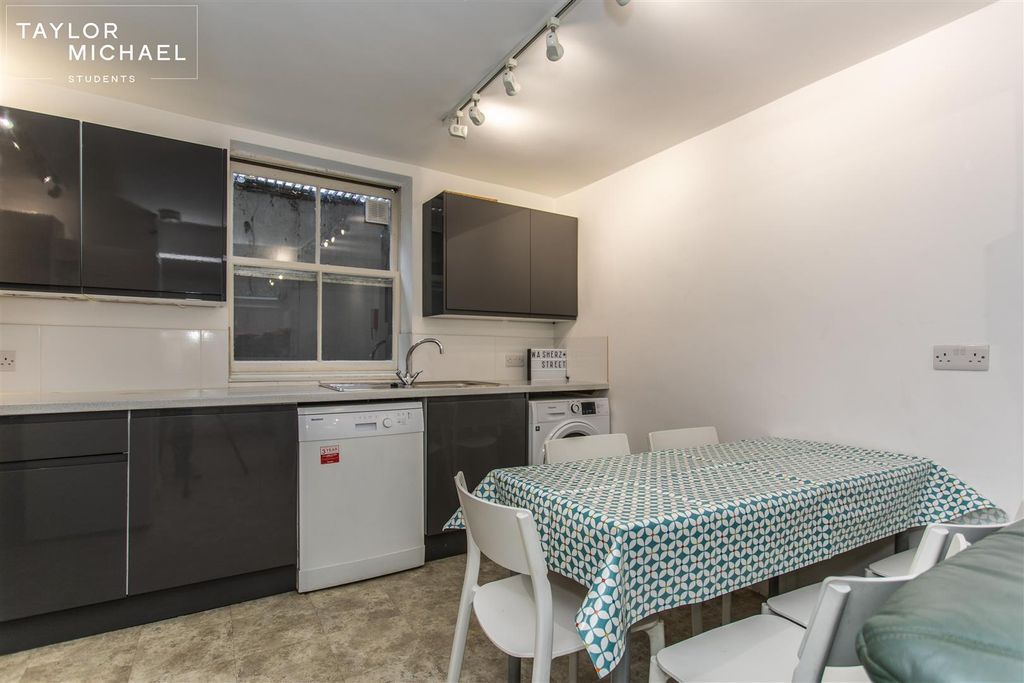 Property photo 2 of 25 Kitchen