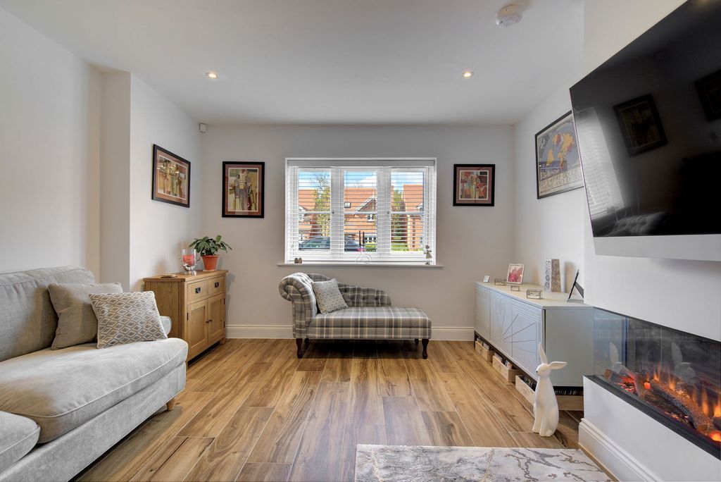 Property photo 2 of 28