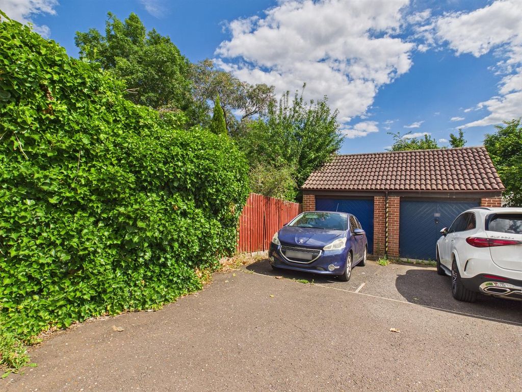 Property photo 3 of 14 Garage