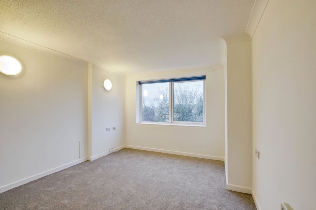 Property photo 3 of 11 Lounge