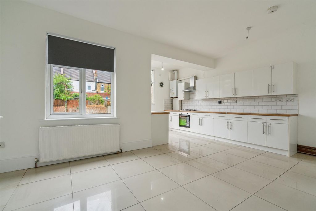 Property photo 1 of 13 10 Melrose Avenue Cr4 2Eg - Reception 2c.Jpg