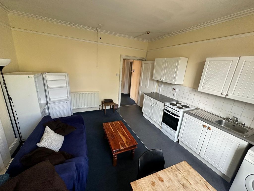 Property photo 2 of 13 A Spacious And Tidy Kitchenette With Ample Storage...