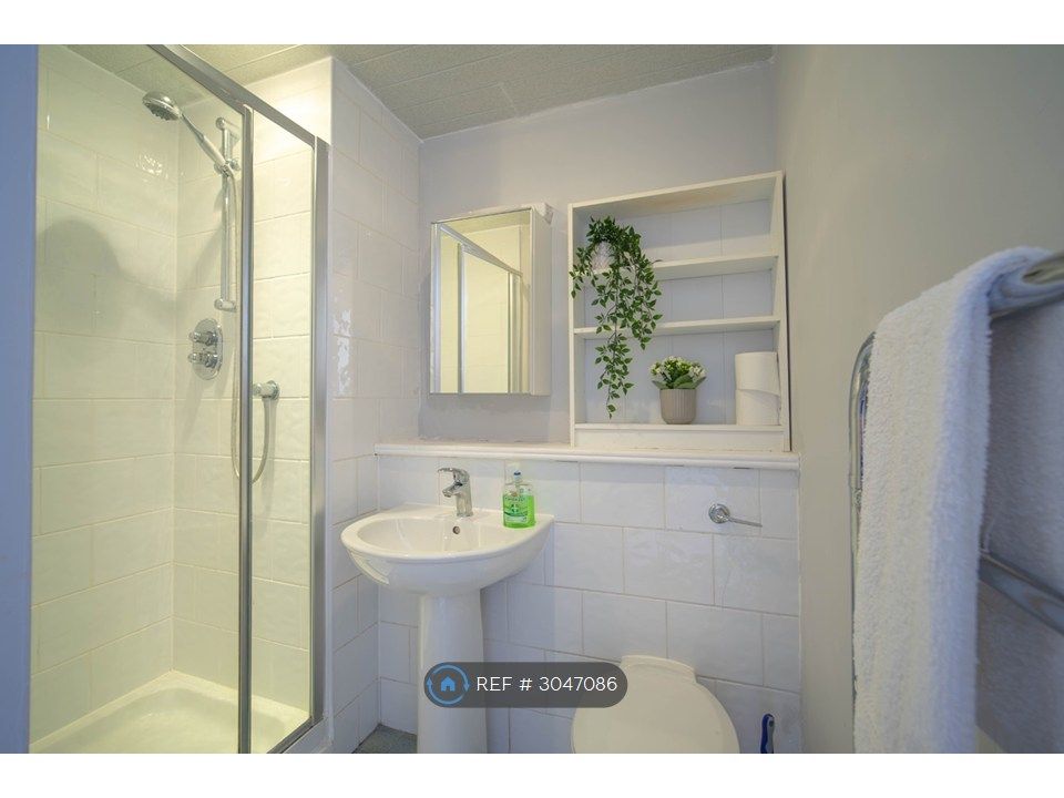 Property photo 2 of 13 Ensuit Bathroom