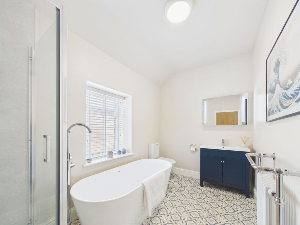 Property photo 3 of 31 Bathroom