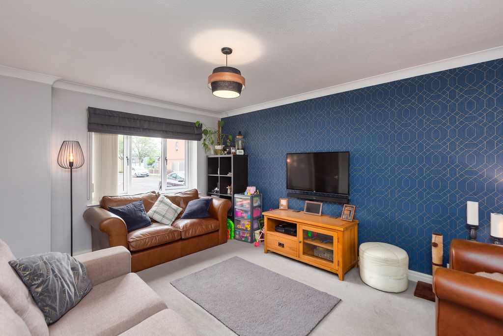 Property photo 3 of 18 26 Seymour Street-11