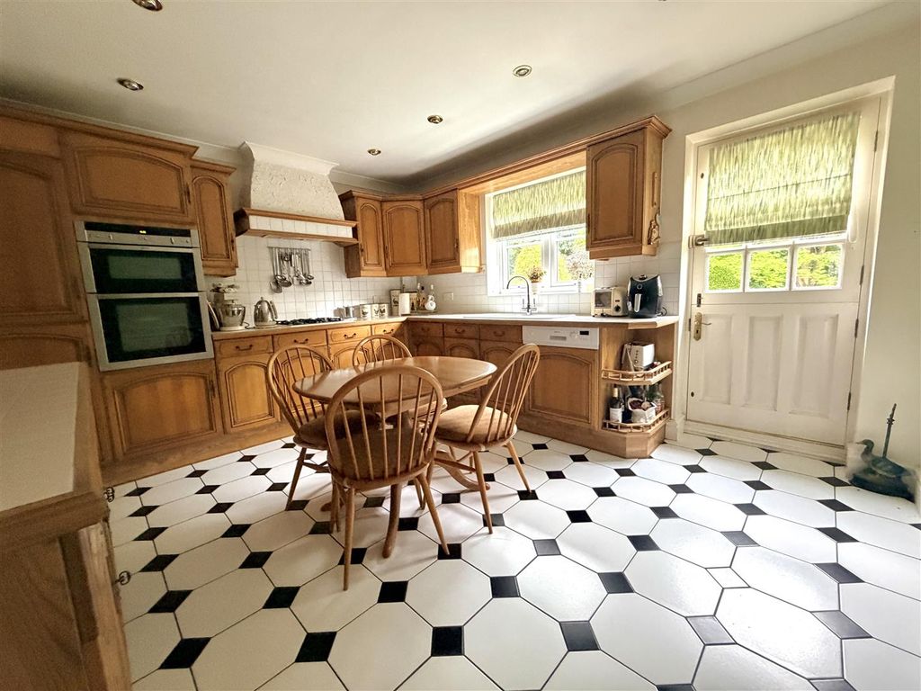 Property photo 3 of 34 Breakfast Kitchen