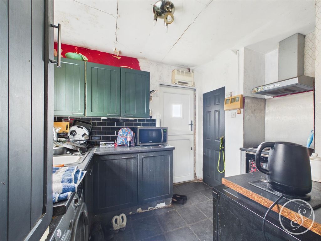 Property photo 3 of 12 Kitchen