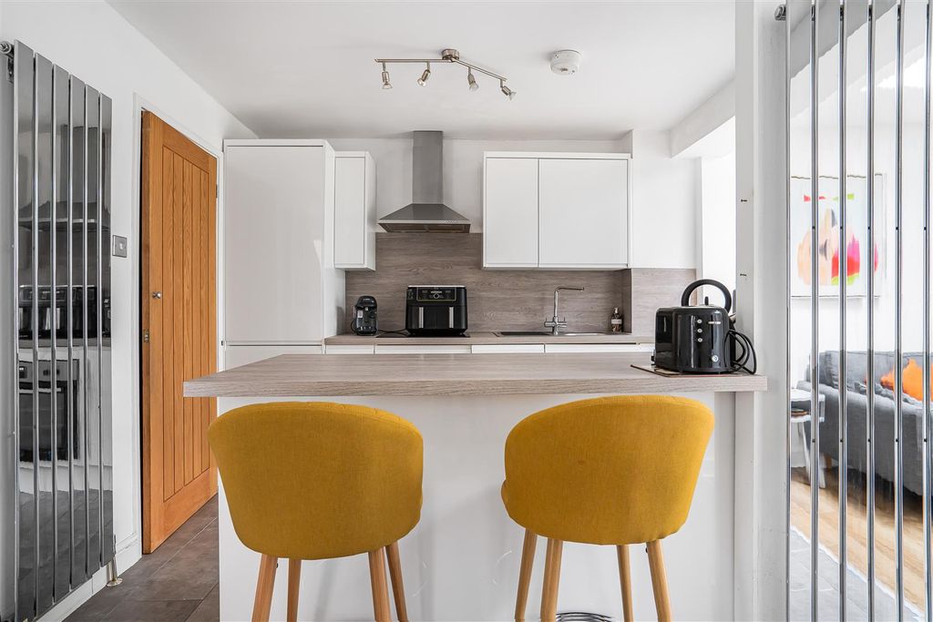 Property photo 3 of 19 12_77285.Jpg