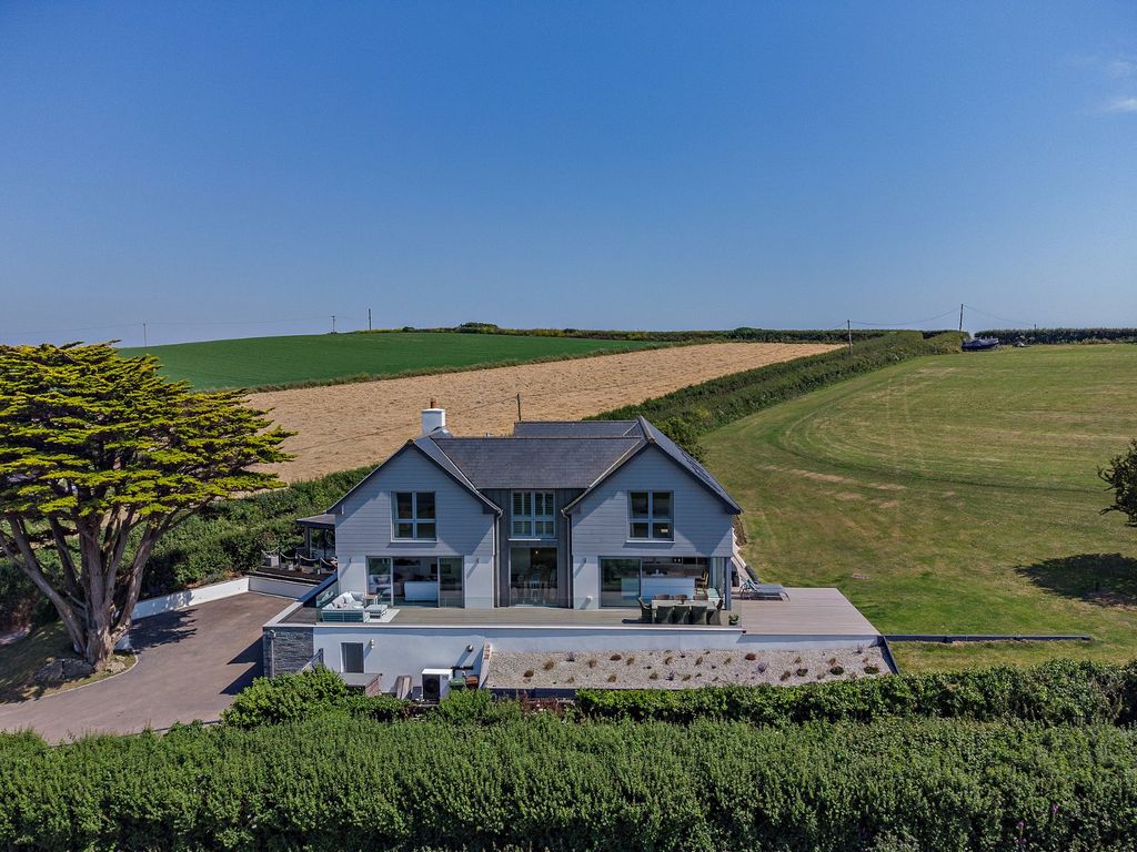 Property photo 3 of 24 Pitchingstone House