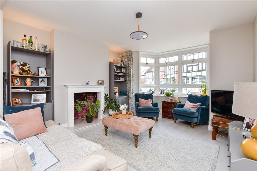 Property photo 3 of 19 Lounge