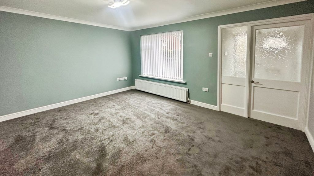 Property photo 2 of 18 Lounge