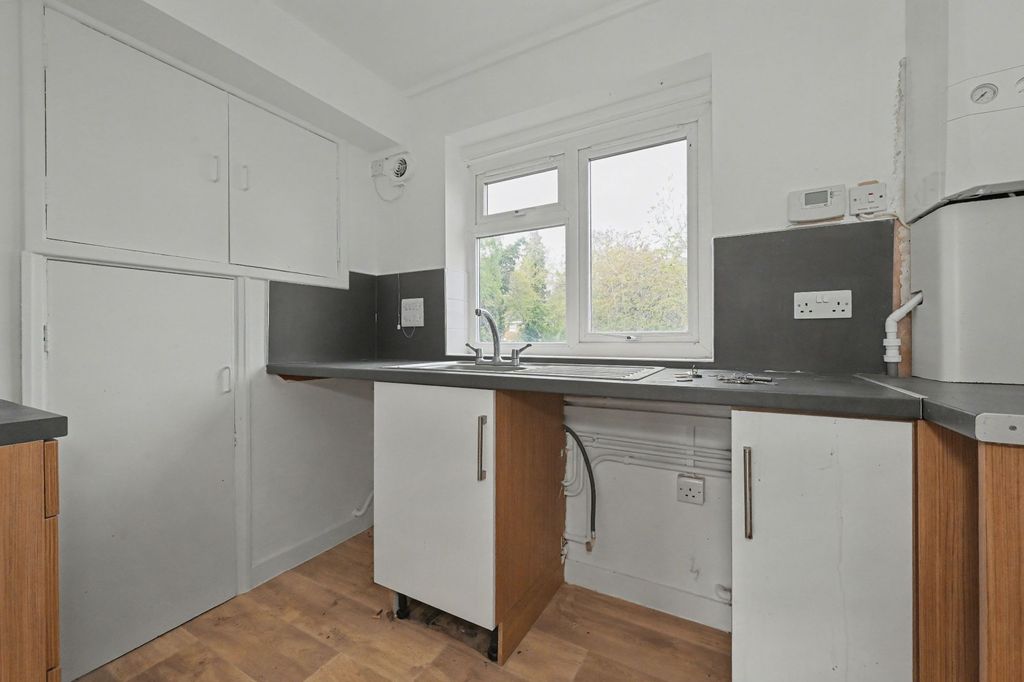 Property photo 2 of 17 Flat 4, Hawkswood House, Moordale Avenue, Bracknell, Rg42 1Ry