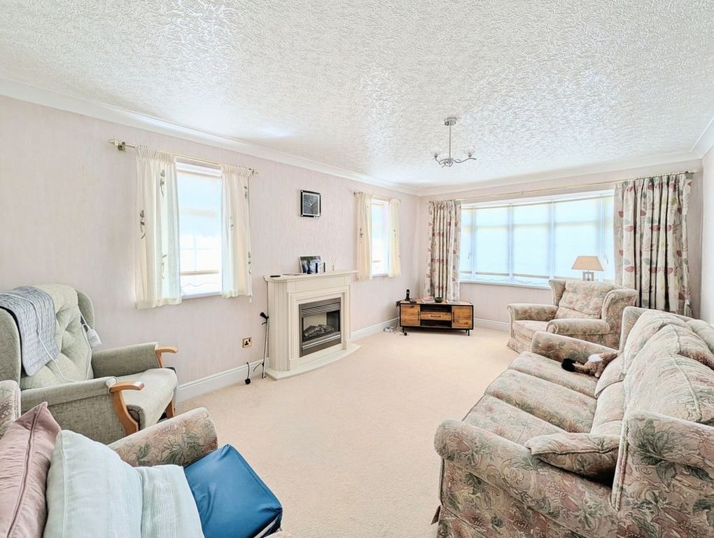 Property photo 2 of 11 Lounge