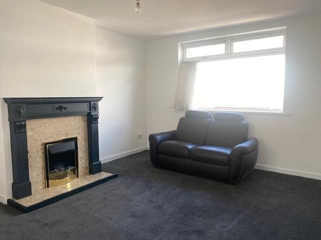 Property photo 3 of 12 90 Hurlingham Road Living Room 2023.Jpg