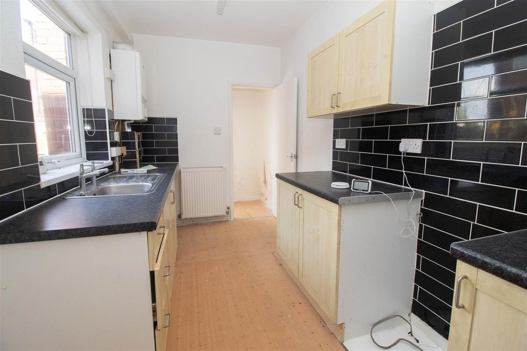 Property photo 3 of 6 Kitchen