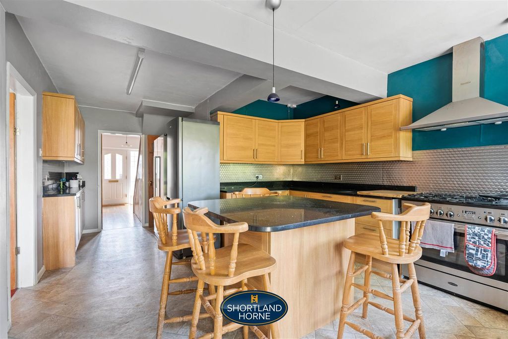 Property photo 3 of 21 87 Watercall Avenue Wm (14 Of 23).Jpg