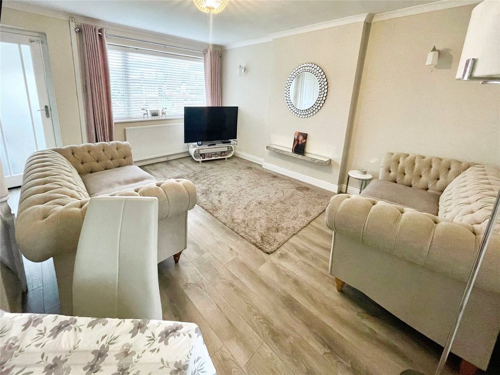 Property photo 3 of 13 Lounge