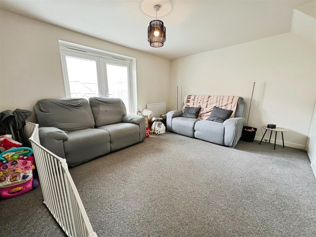 Property photo 3 of 21 Lounge