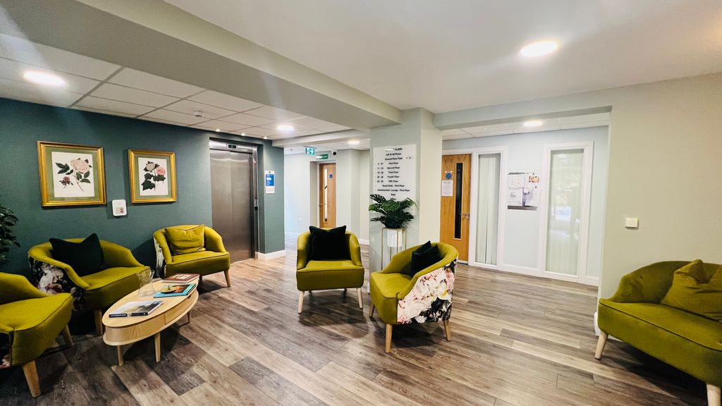 Property photo 3 of 19 Entrance Hall