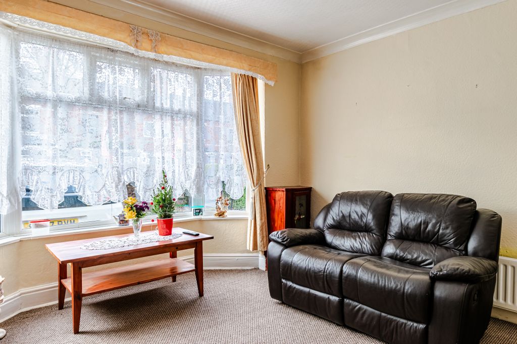 Property photo 3 of 25 Lounge2