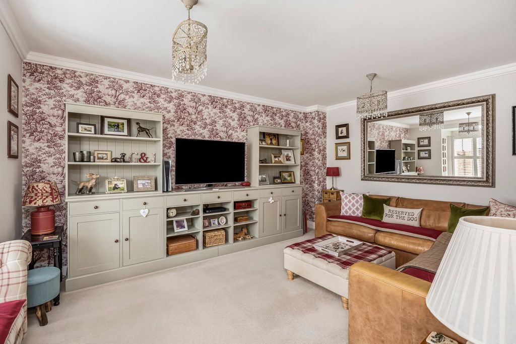 Property photo 3 of 19 Living Room