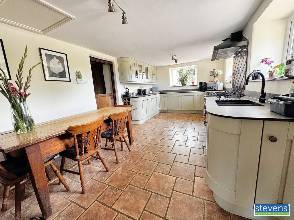 Property photo 3 of 34 Image00026