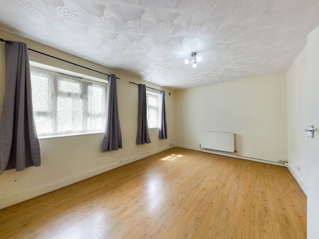 Property photo 2 of 8 Lounge