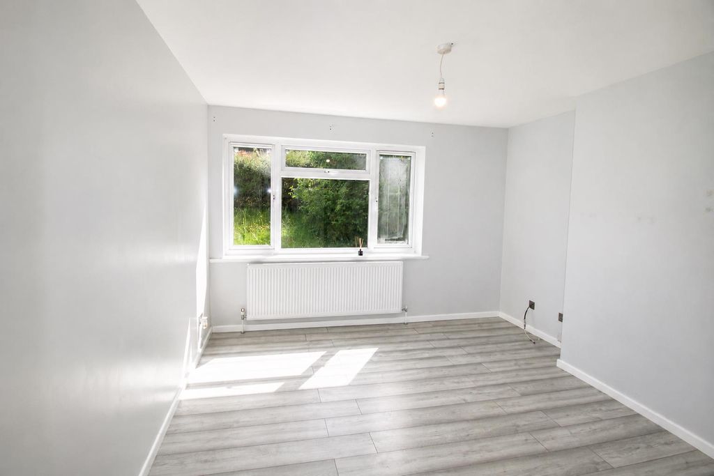 Property photo 2 of 8 Bright Room.Png