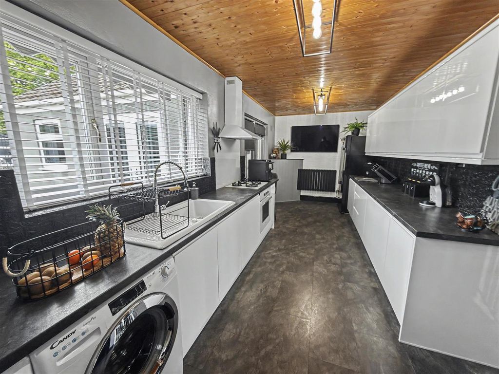 Property photo 3 of 14 Kitchen Diner