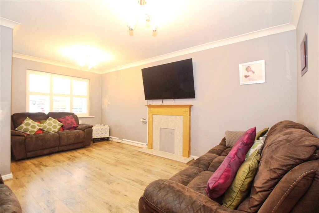 Property photo 2 of 16 Lounge