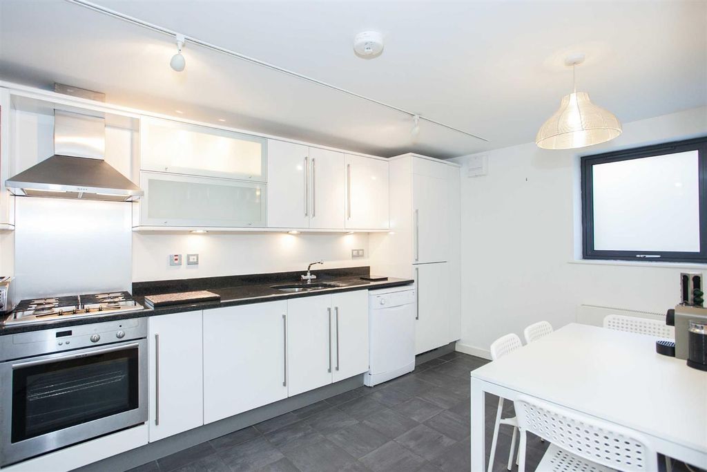 Property photo 3 of 6 Kitchen Breakfast Room