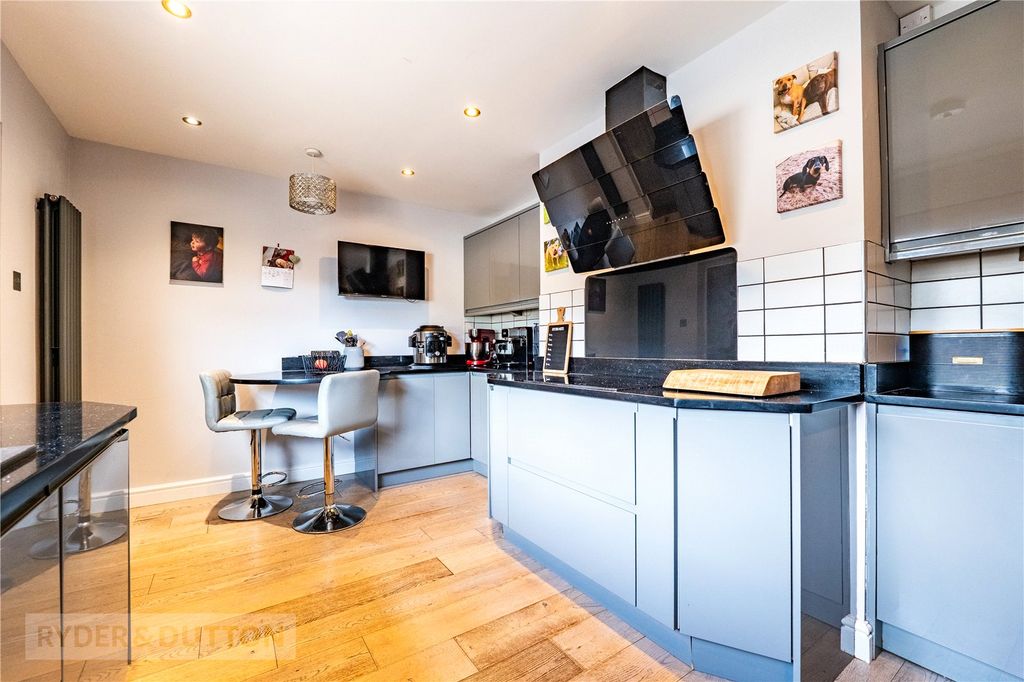 Property photo 2 of 32 Breakfast Kitchen