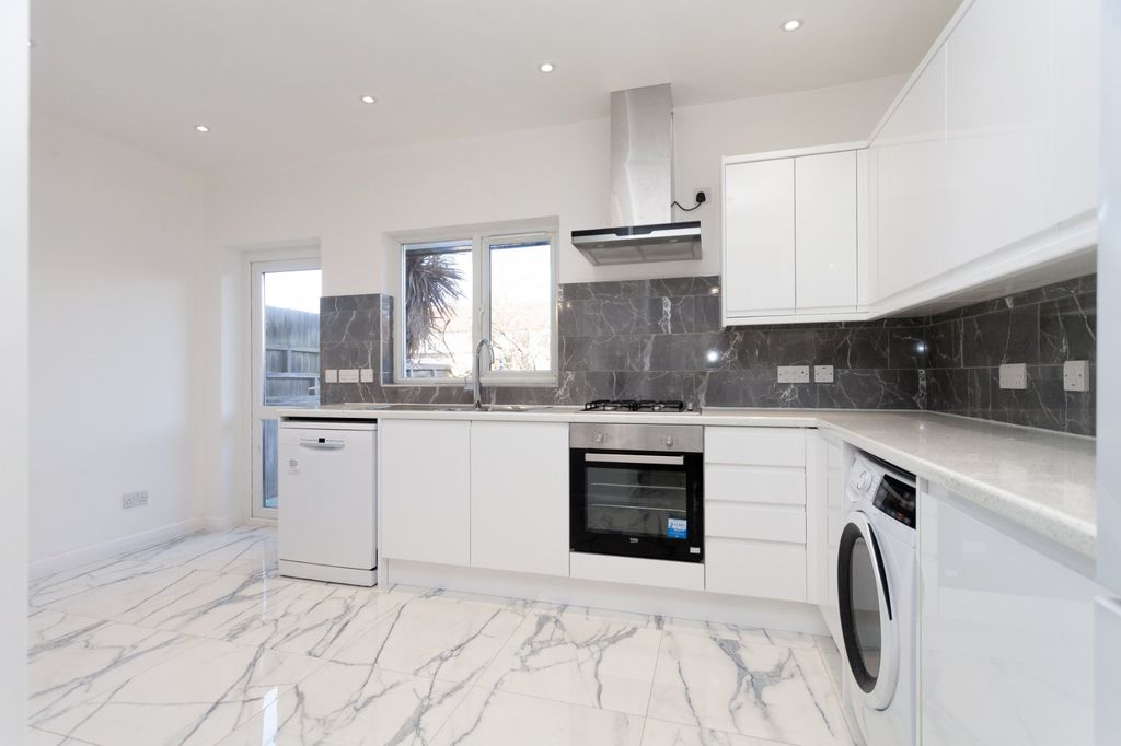 Property photo 2 of 25 Kitchen