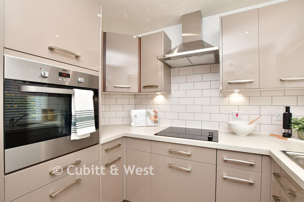 Property photo 2 of 5 Kitchen