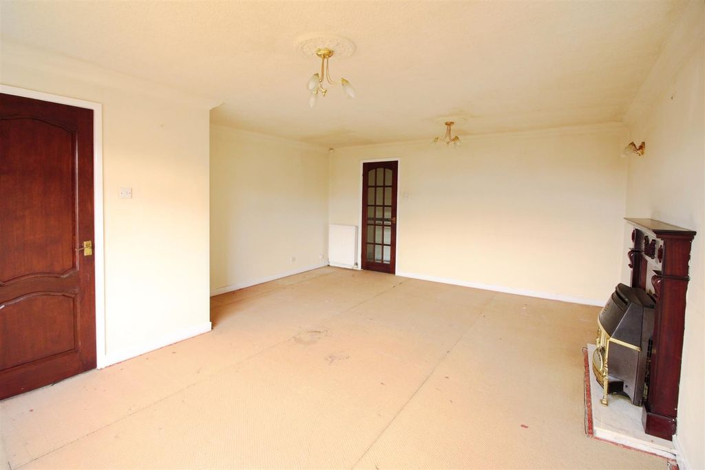 Property photo 3 of 11 Lounge/Dining Room