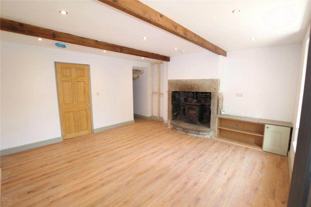 Property photo 2 of 11 Lounge