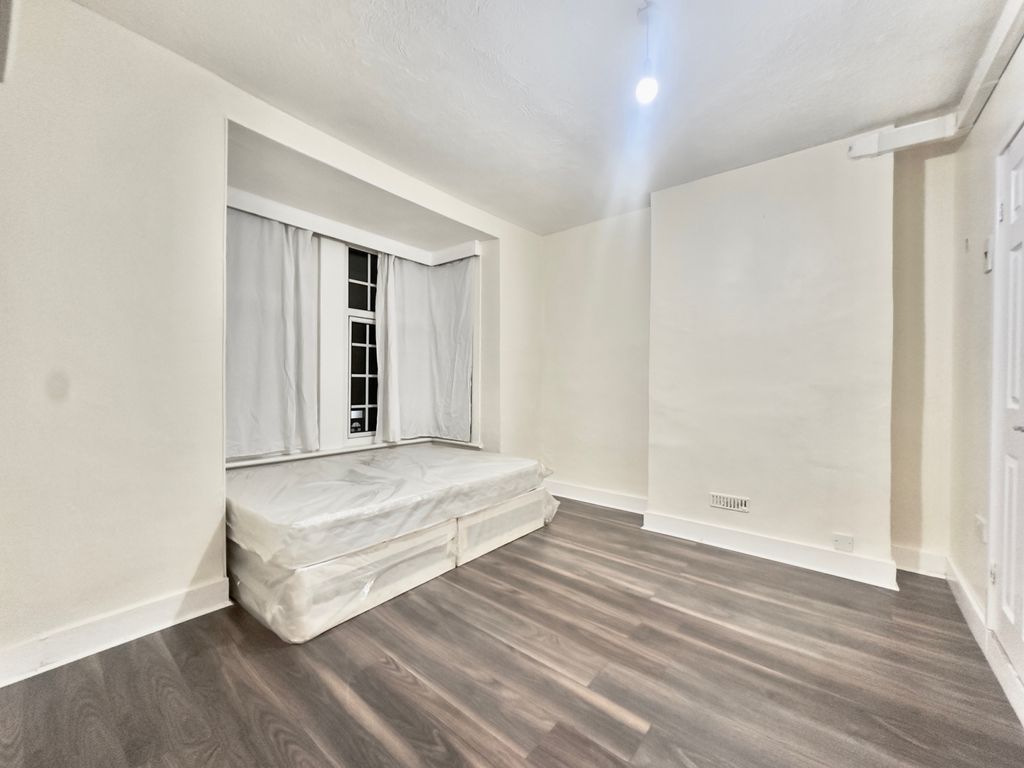 Property photo 1 of 7 Specious Studio Flat To Rent On Fernlea Road, Mitcham, Cr4