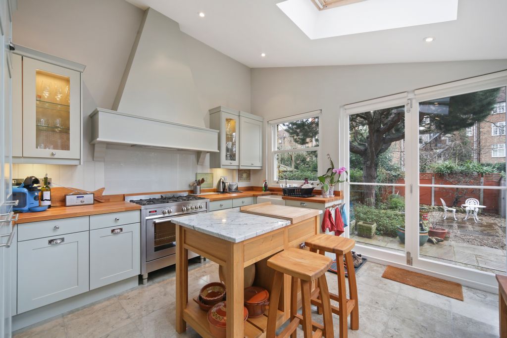 Property photo 1 of 10 Kitchen