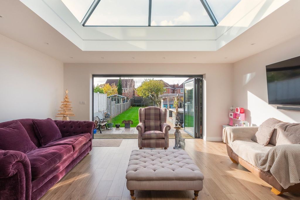 Property photo 1 of 30 1B2H9Rdd - Lounge D.Jpg