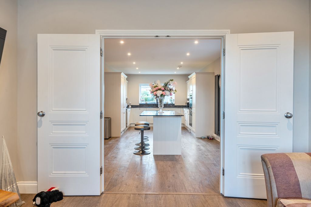 Property photo 3 of 23 1385319-8-692Ed8d...