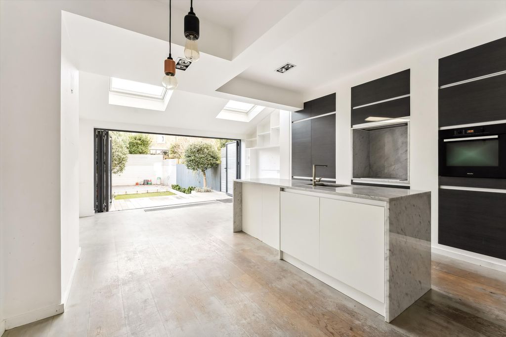 Property photo 2 of 19 Image